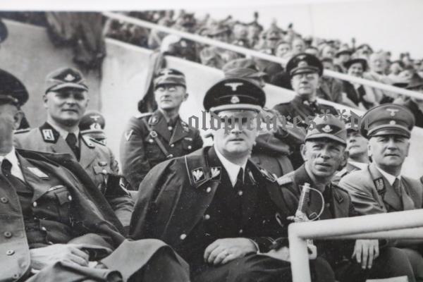 Foto  - SS-Brigadeführer und andere Generale in einem Sportstadion